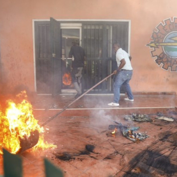 Haiti gori, noć iz pakla: Upali u predsedničku zgradu i MUP; Čule se eksplozije VIDEO