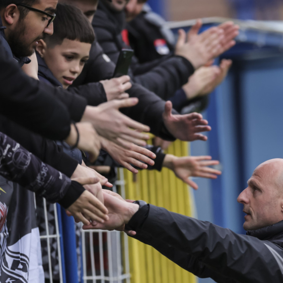 "Grobari" spremni za derbi – krenuo korteo VIDEO