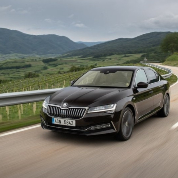 Škoda Superb nikad brža: Uz motor iz Audija RS3 razvija 300 km/h VIDEO