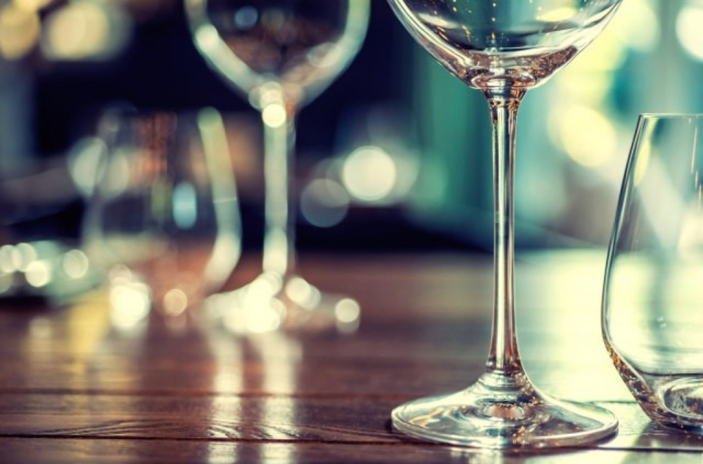 Nameštaj od pivskih i vinskih flaša: Čačanska kompanija pravi održivi građevinski materijal