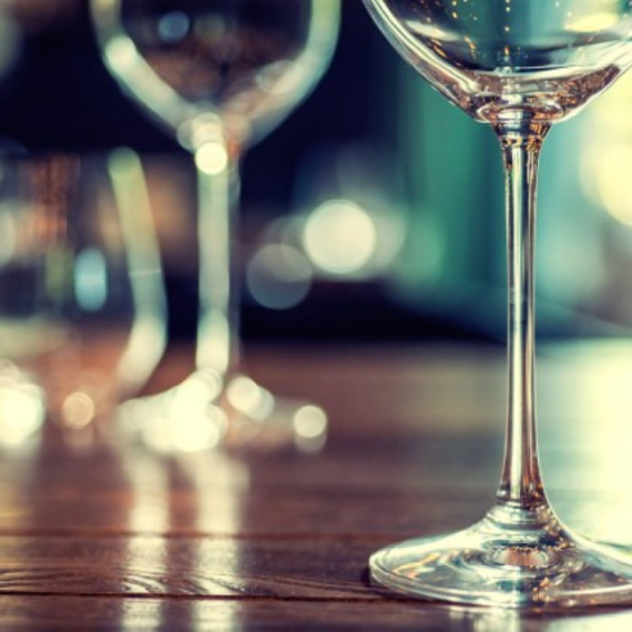 Nameštaj od pivskih i vinskih flaša: Čačanska kompanija pravi održivi građevinski materijal