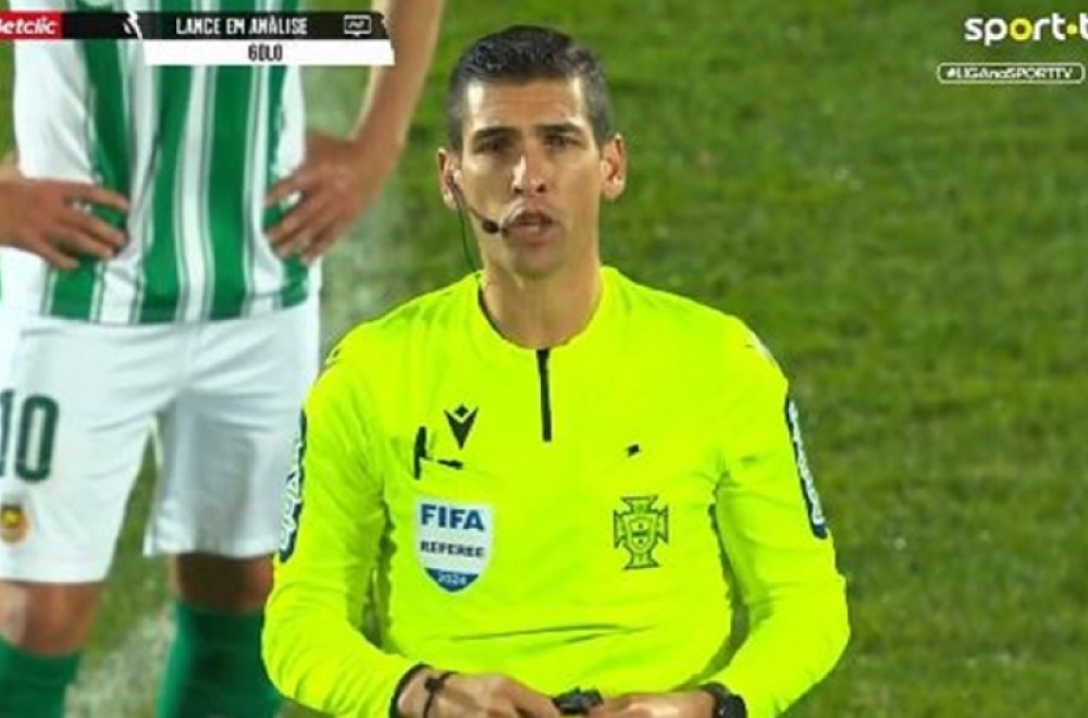 Scena za istoriju – sudija celom stadionu objasnio VAR odluku VIDEO