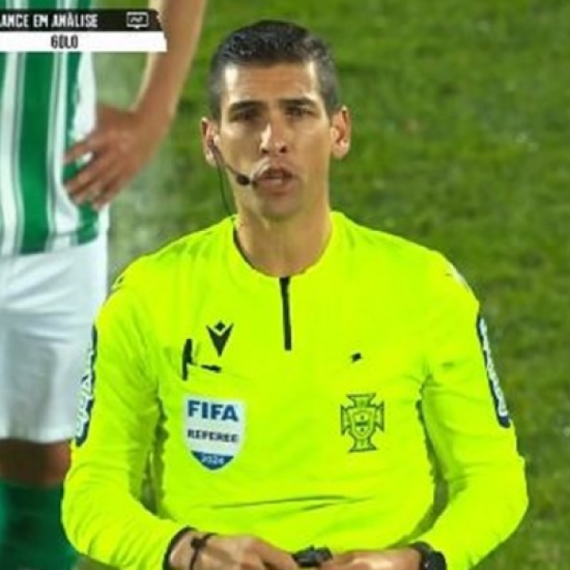 Scena za istoriju – sudija celom stadionu objasnio VAR odluku VIDEO