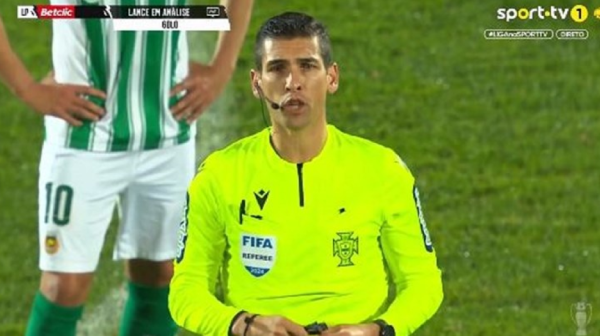 Scena za istoriju – sudija celom stadionu objasnio VAR odluku VIDEO