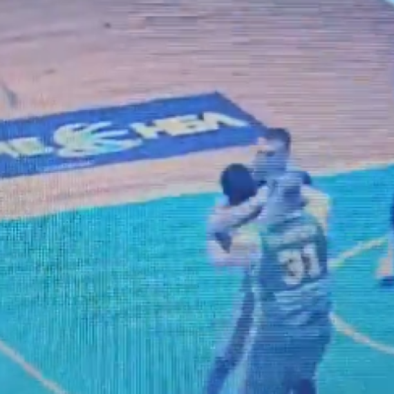 Lopta u glavu, pa davljenje – Bugarin napao bivšeg NBA igrača VIDEO