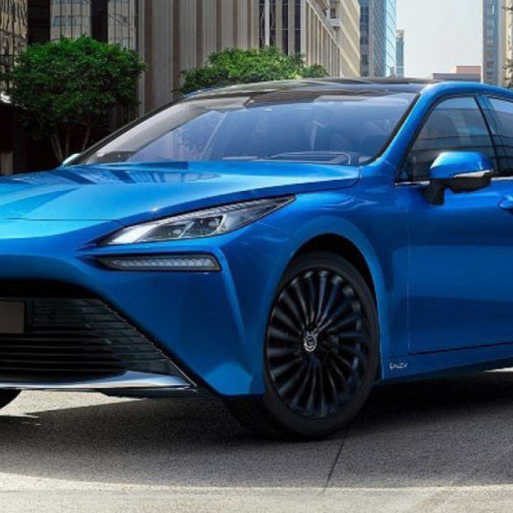 Toyota unapredila svoju limuzinu na vodonik, povećan domet FOTO