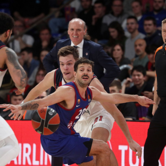 Izbegnuta tragedija – pao reflektor na utakmici Baskonije i Barselone VIDEO