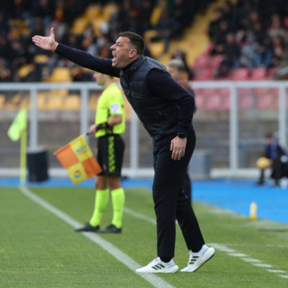 Skandal u Seriji A – trener Lečea glavom udario fudbalera Verone VIDEO