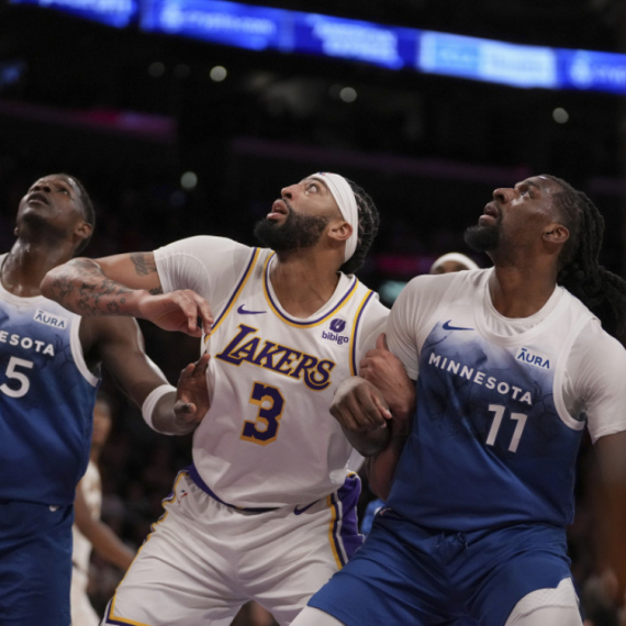 Dejvis učinkom za istoriju razbio Minesotu, vratio se i Lebron VIDEO