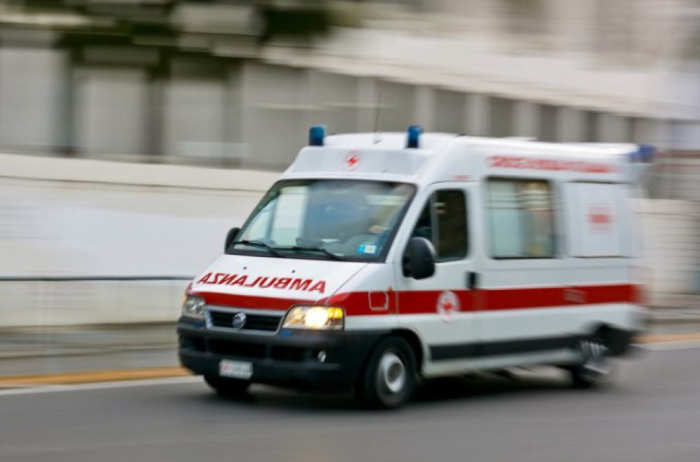 Teže povređena devojčica u Zemunu, oborio je auto