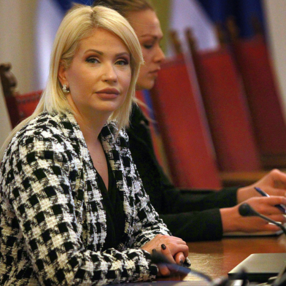 Napadnuta Sandra Božić; "Napadnuta sam zbog kampanje koja se vodi protiv SNS, neće uspeti da nas uplaše"