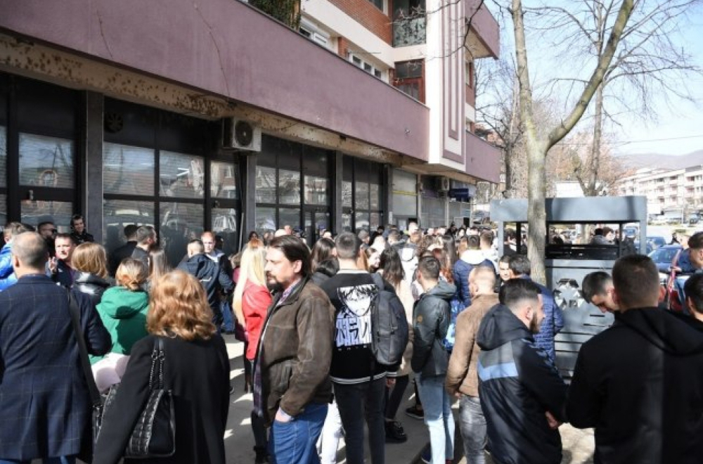 Gužva ispred Poštanske štedionice u Severnoj Mitrovici: Studenti i mladi čekaju isplate