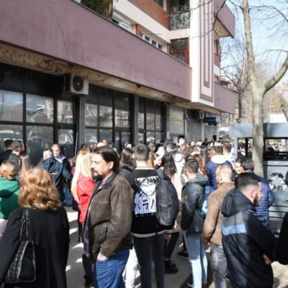 Gužva ispred Poštanske štedionice u Severnoj Mitrovici: Studenti i mladi čekaju isplate