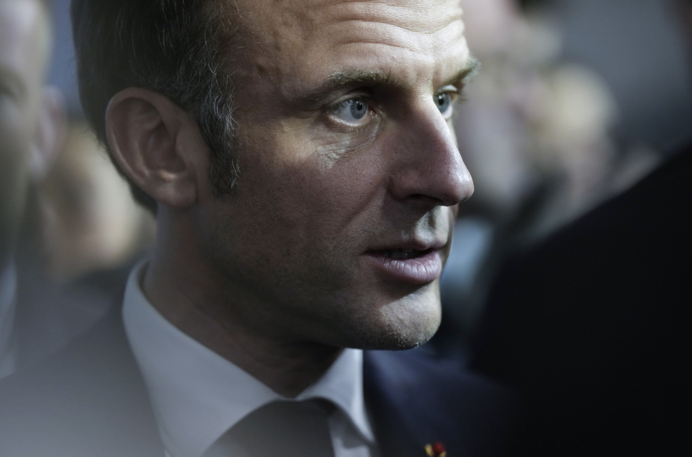 "Makron je kukavica"