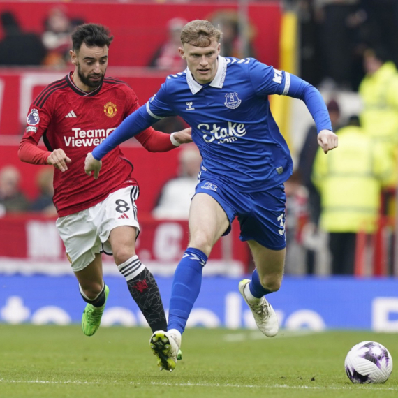 Junajted prodaje dva štopera da dovede jednog