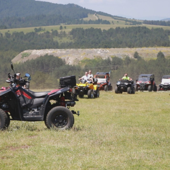 Isekli žičanu ogradu i ukrali dva kvada