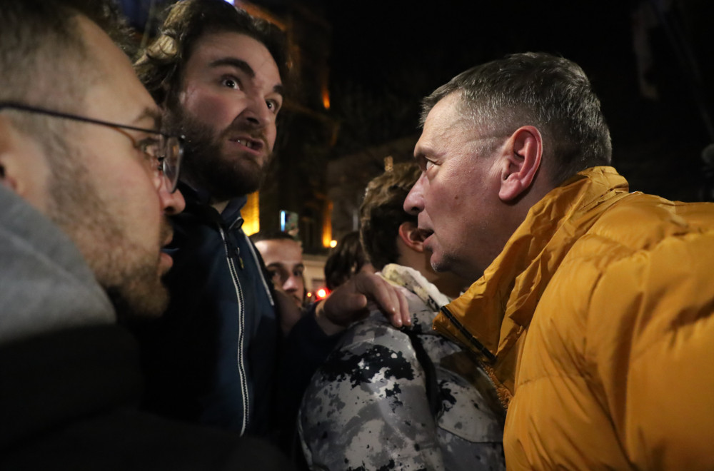 "Lažni student" se smeje posle napada na aktivistkinje SNS; Vujović: Najoštrije osuđujem divljački napad FOTO
