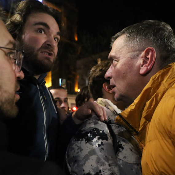 "Lažni student" se smeje posle napada na aktivistkinje SNS; Vujović: Najoštrije osuđujem divljački napad FOTO