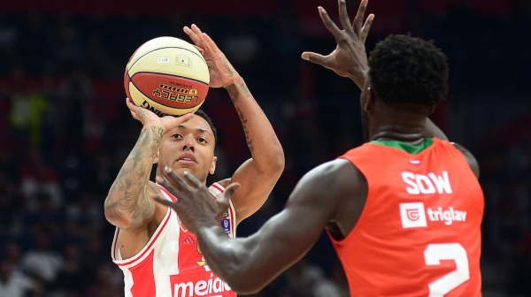 Jago pesnicom udarao grb Partizana VIDEO