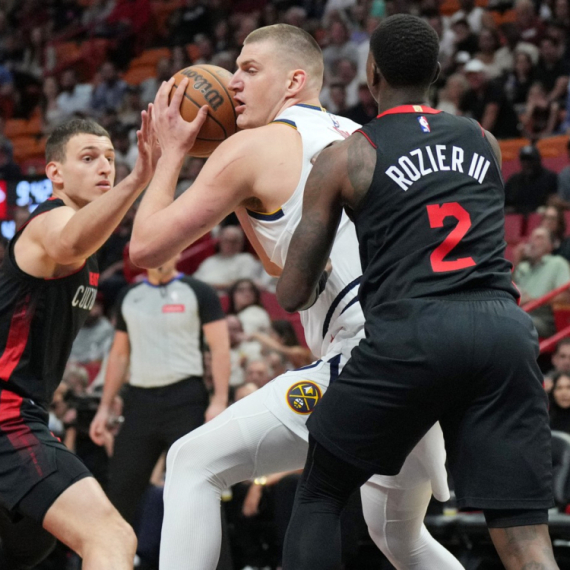 Jokić stidljiv na šutu – 12 poena protiv Jovića VIDEO