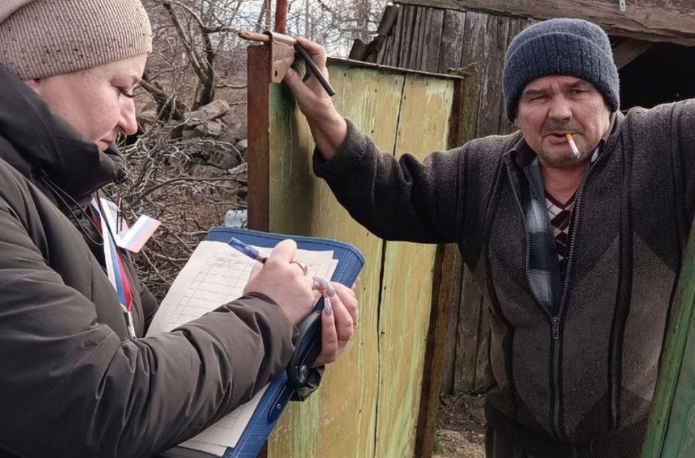 Rusija i Ukrajina: U okupiranim ukrajinskim regionima, naoružani ljudi donose glasačke kutije na vrata za ruske izbore