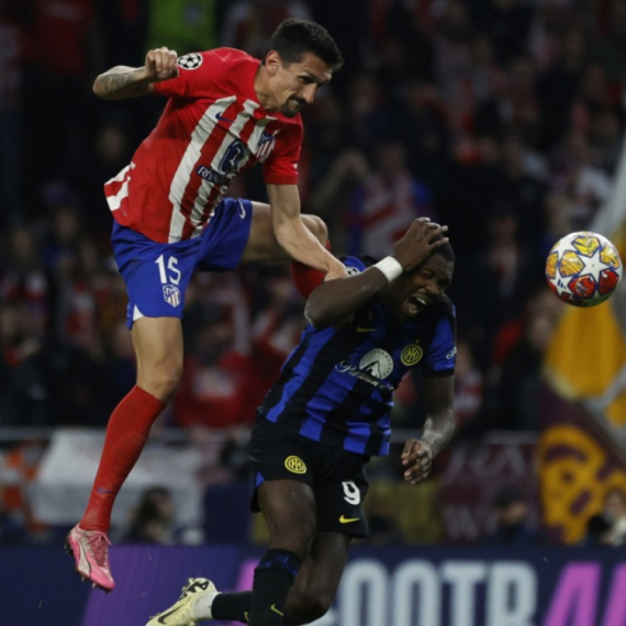 Šokantan detalj u LŠ – Tiram uhvatio Savića za međunožje VIDEO