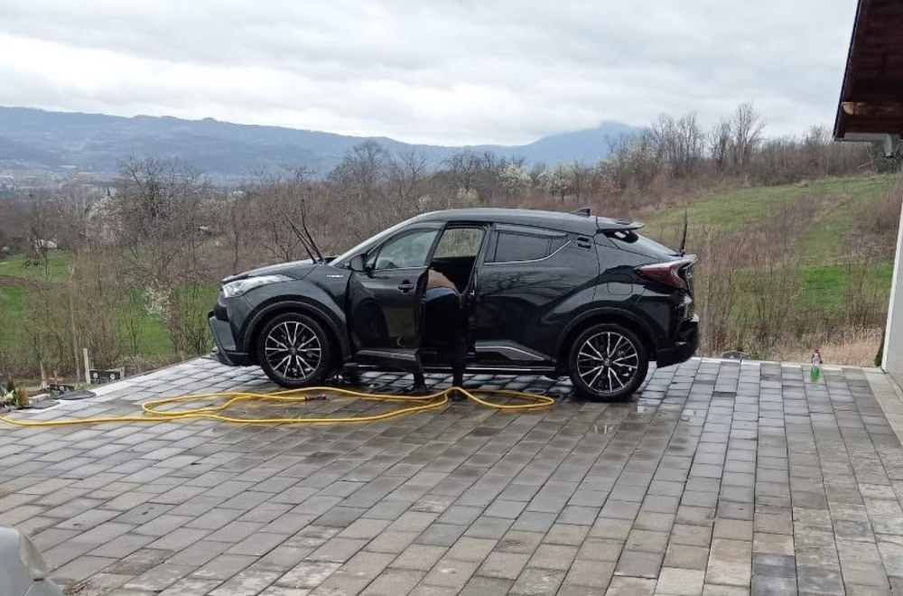 Čačani šokirani: Bez pardona prao automobil na groblju FOTO/VIDEO