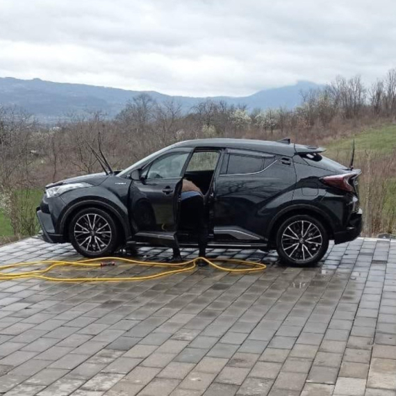 Čačani šokirani: Bez pardona prao automobil na groblju FOTO/VIDEO