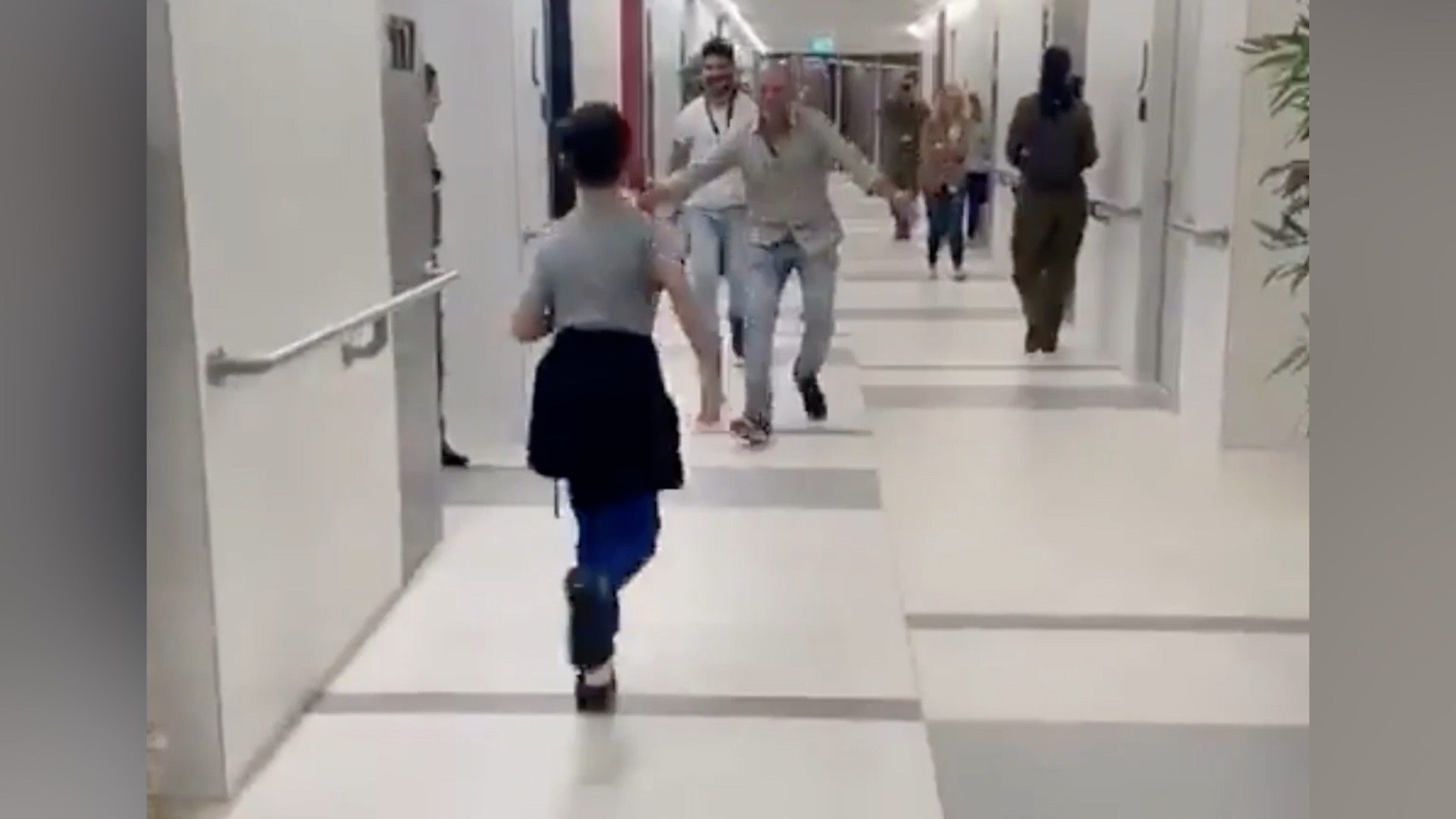 Posle 48 dana u zarobljeništvu, devetogodišnji Izraelac ponovo u očevom zagrljaju