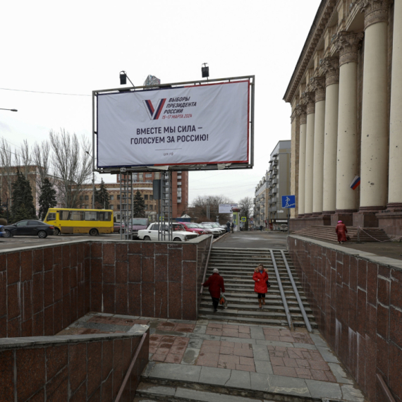Vojska ulazi u kuće i nosi kutije; "Hoćete li glasati za Putina.."