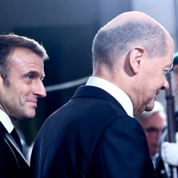 "Pukla ljubav" Šolca i Makrona