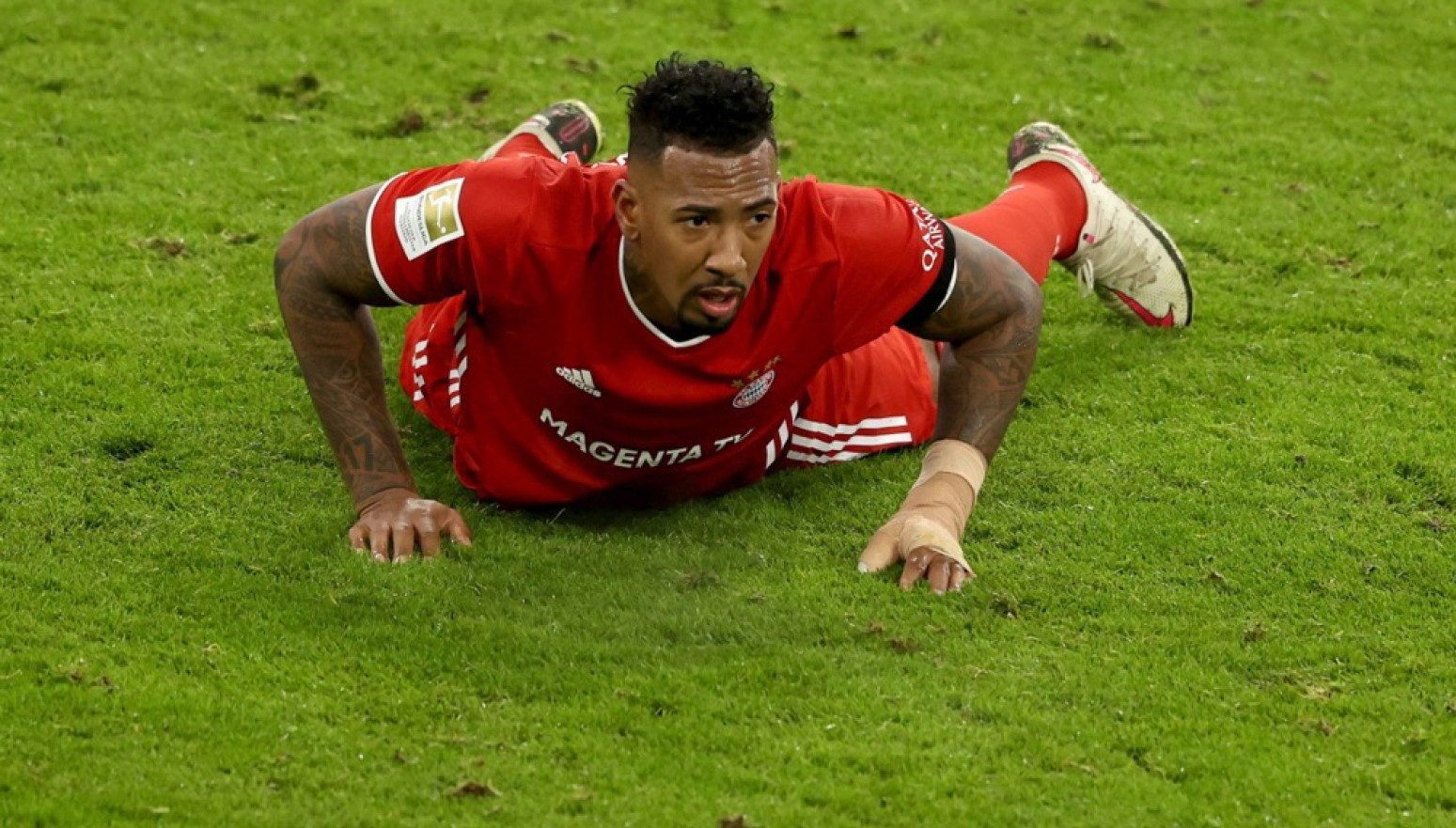 Javila se majka poznatog fudbalera: "Moj sin godinama zlostavlja žene"