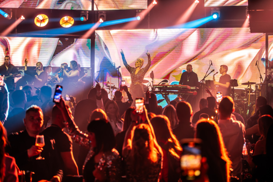 Lepa Brena oduševila prve večeri, večeras nastupa Čola