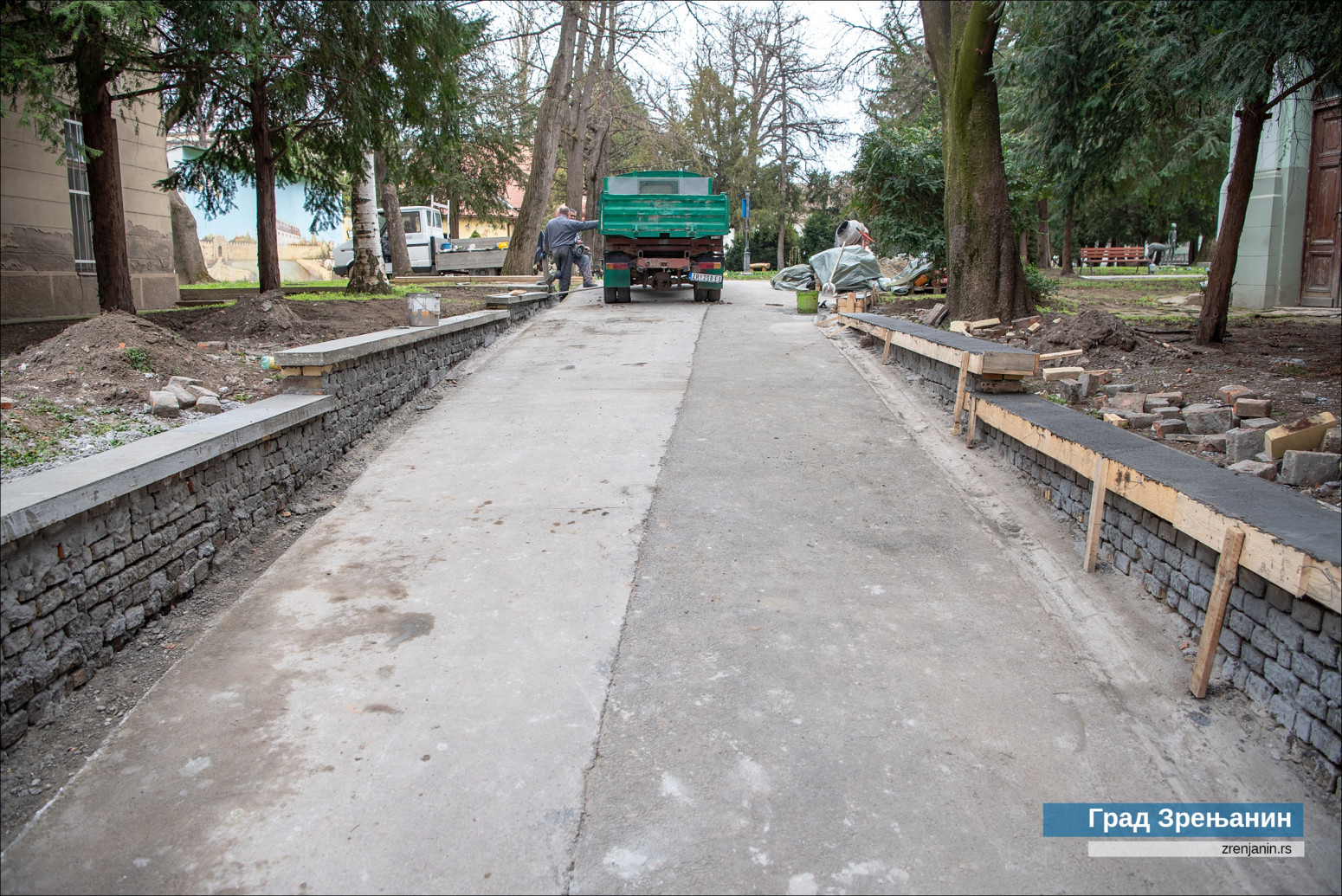Radovi u punom jeku: Uređuje se Gradska bašta u centru Zrenjanina FOTO