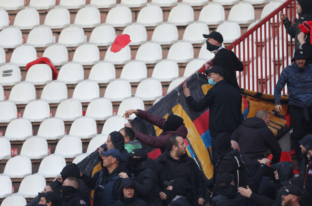 Haos na Marakani: Zvezdaši bacili baklju, navijači Radničkog  uzvratili stolicama