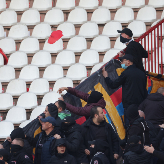 Haos na Marakani: Zvezdaši bacili baklju, navijači Radničkog  uzvratili stolicama