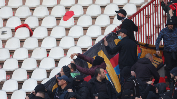 Haos na Marakani: Zvezdaši bacili baklju, navijači Radničkog  uzvratili stolicama