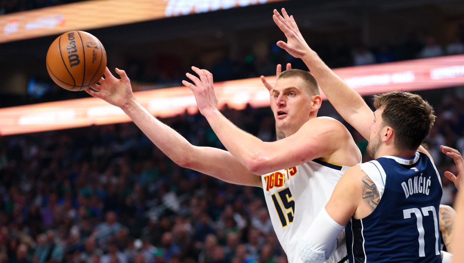 Irving u poslednjoj sekundi preko Jokića pogodio za pobedu Dalasa VIDEO