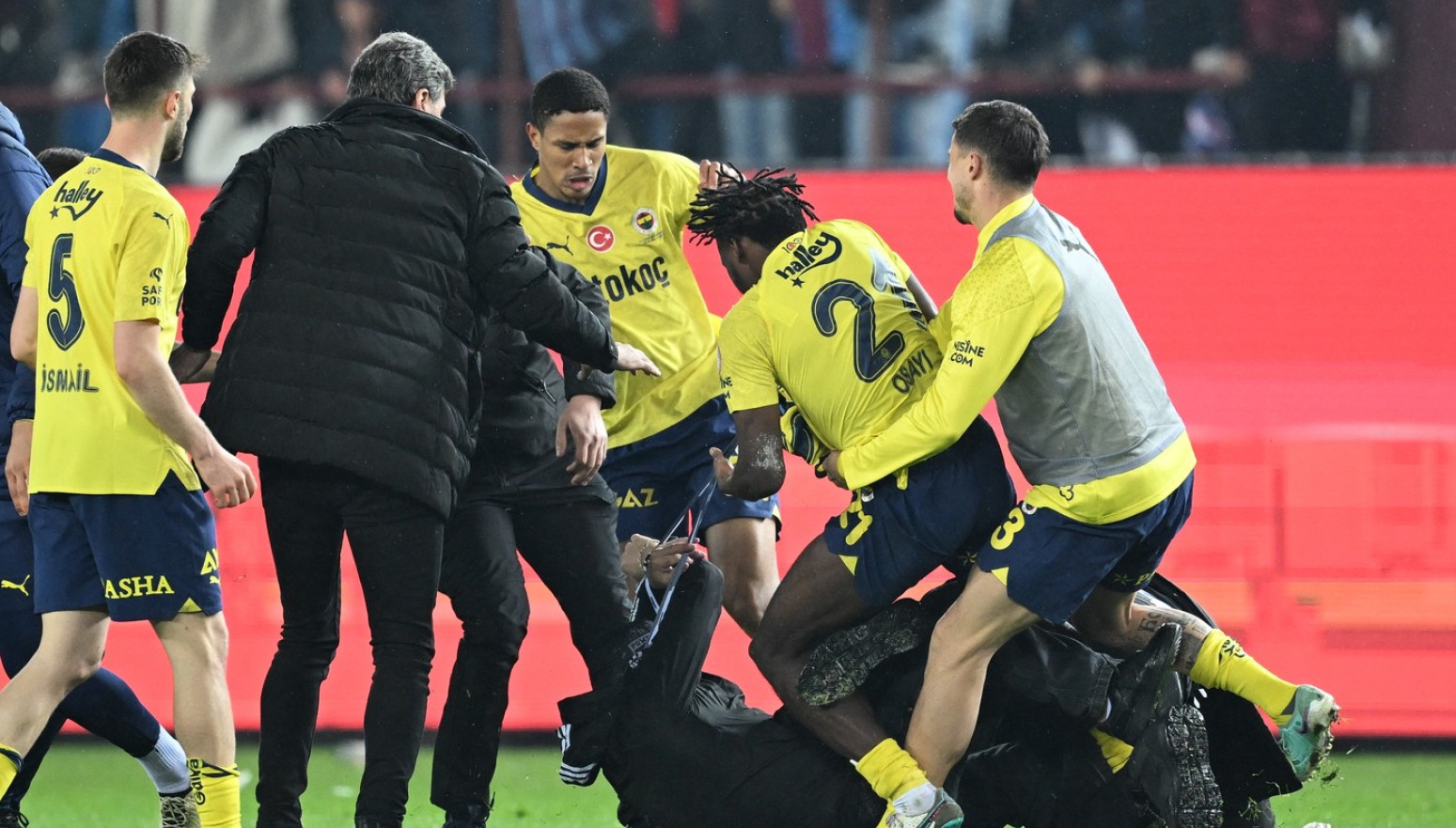 Potpuni haos u Turskoj – Tadića i saigrače napali navijači VIDEO