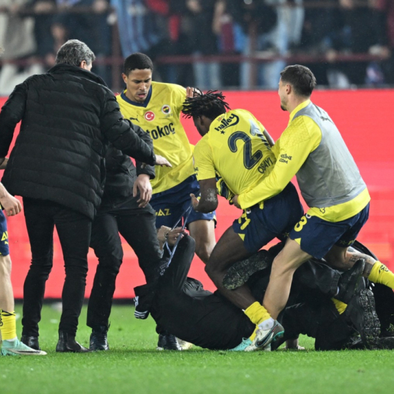 Potpuni haos u Turskoj – Tadića i saigrače napali navijači VIDEO