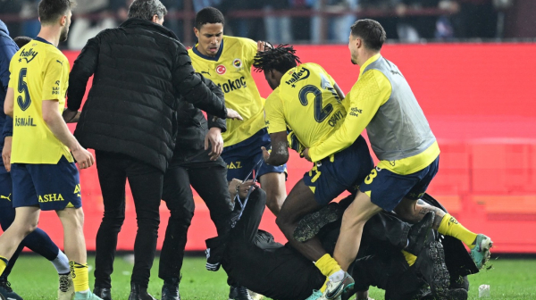 Potpuni haos u Turskoj – Tadića i saigrače napali navijači VIDEO