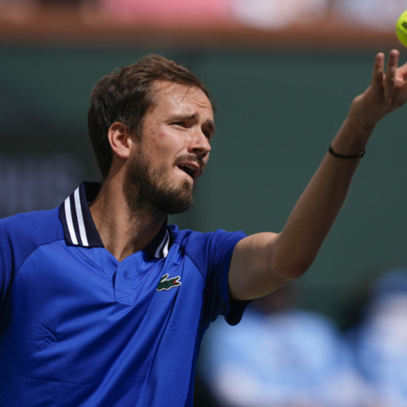 Medvedev "pecnuo" publiku posle poraza VIDEO