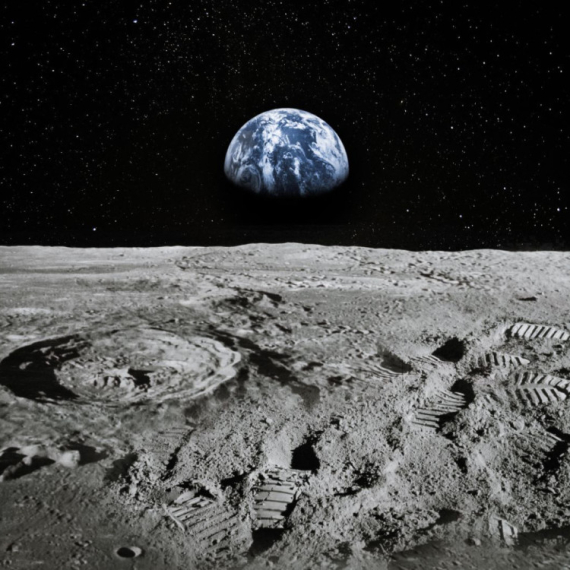 NASA snimila misteriozni objekat kako leti oko Meseca FOTO