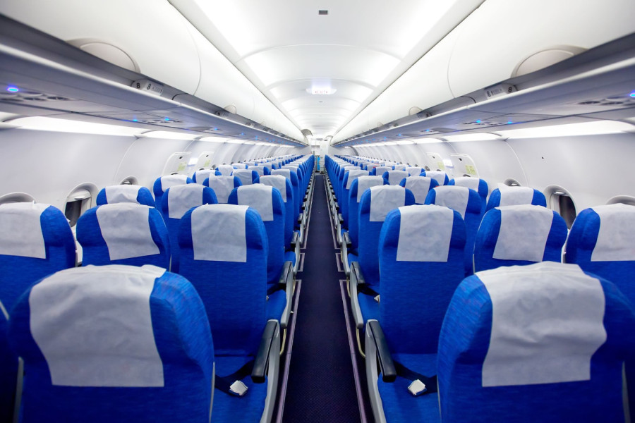 Poznata avio-kompanija počela da naplaćuje ovo što svi radimo u avionu, a bilo je besplatno