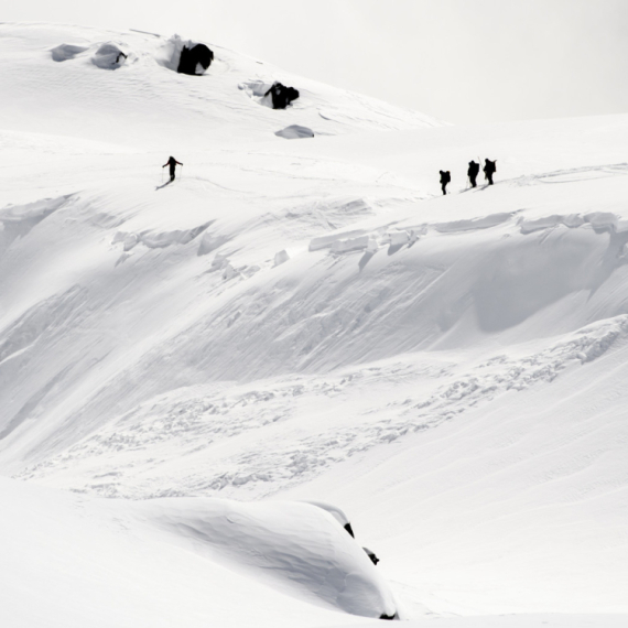 Lavina zatrpala turiste na Kamčatki, dvoje nestalo