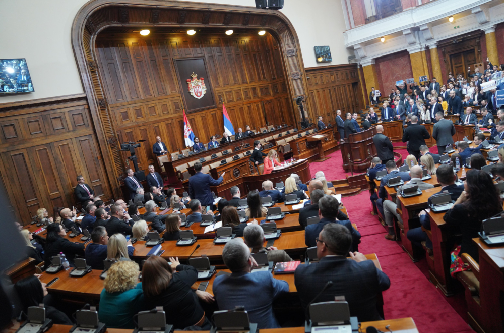 Završena sednica skupštine: Opozicija "razobličena", Brnabić pokazala šta su sve prodali na KiM FOTO/VIDEO