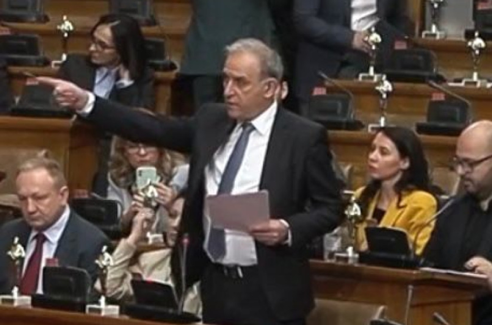 Ponoš prstom nadmeno "dovodi u red" Radenkovića: NATO general preti profesoru