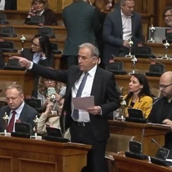 Ponoš prstom nadmeno "dovodi u red" Radenkovića: NATO general preti profesoru