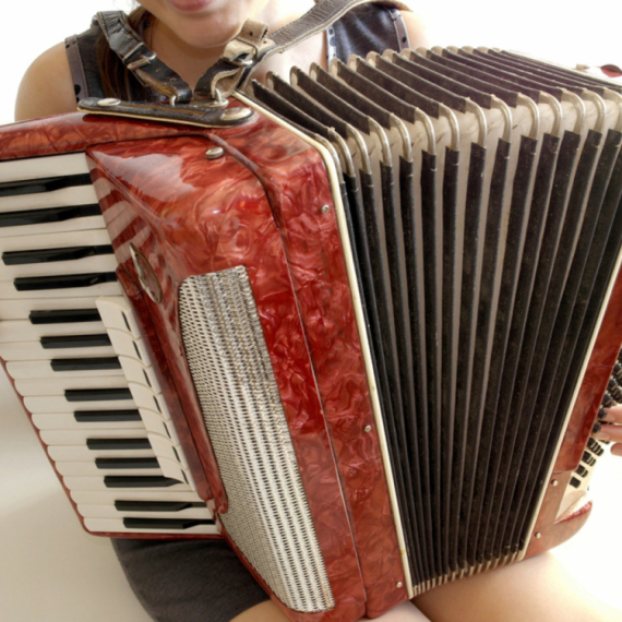 Otkazali joj nastup u Hrvatskoj zbog harmonike, sada osvaja region pesmama VIDEO