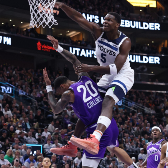 Zakucavanje sezone – brutalni Edvards povredio i rivala i sebe VIDEO